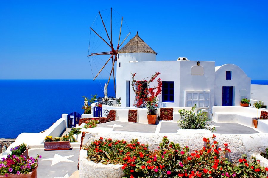 Paysage typique des Cyclades, à Oia. Yiannis Papadimitriou - Shutterstock.com