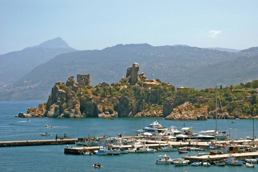 Vue sur le port de Cefalù. S. Remain - Iconotec