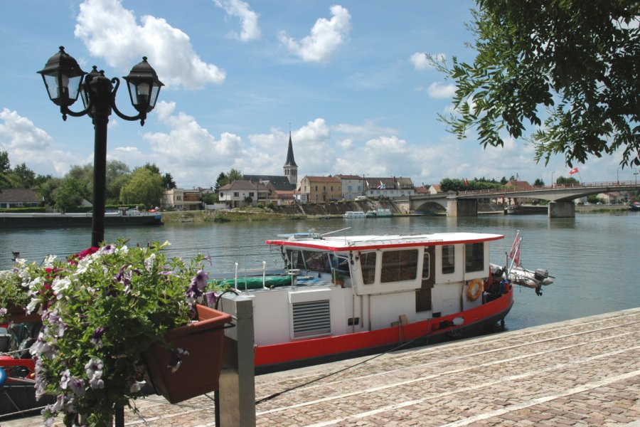 Village de Saint-Jean-de-Losne vue sur la Saône. Côte d'Or Tourisme © R. KREBEL