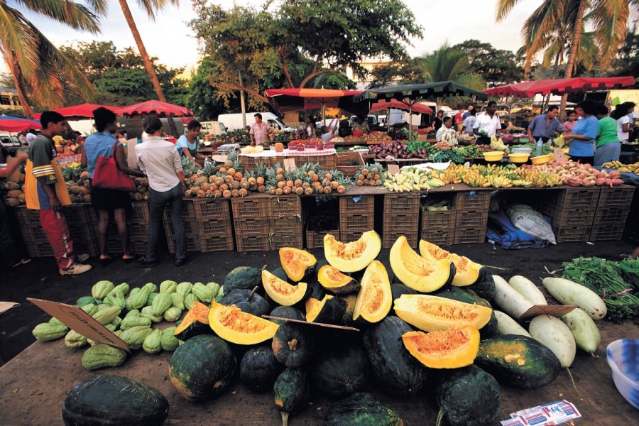 Étals de fruits et légumes sur le marché de Saint-Paul. Atamu RAHI - Iconotec