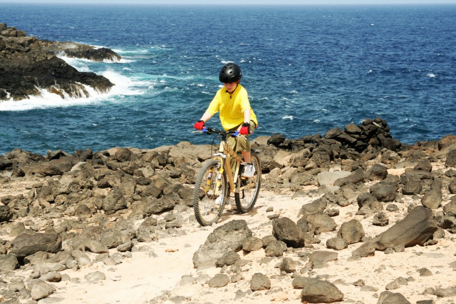 Balade à vélo sur le littoral de Lanzarote. travelview - Shutterstock.com