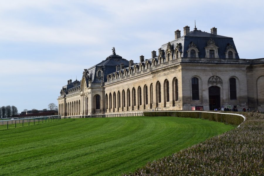 Les grandes écuries à côté du célèbre hippodrome de Chantilly. Catherine FAUCHEUX