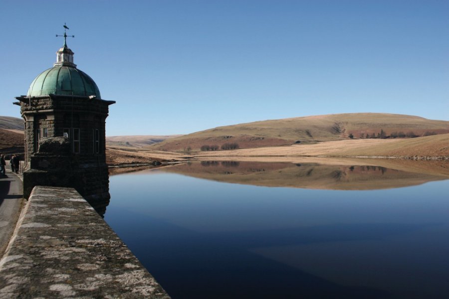 Tour de contrôle du barrage du réservoir Craig Goch de l'Elan Valley Factor41 - iStockphoto.com