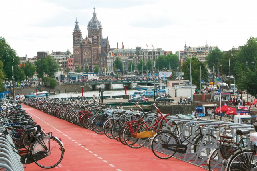 Vue sur les canaux depuis le parking de la gare. (© Author's Image))