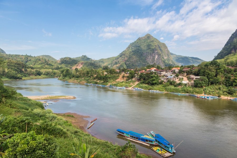 Vue sur la rivière Nam Ou près du village de Nong Khiaw. AsiaTravel - Shutterstock.com