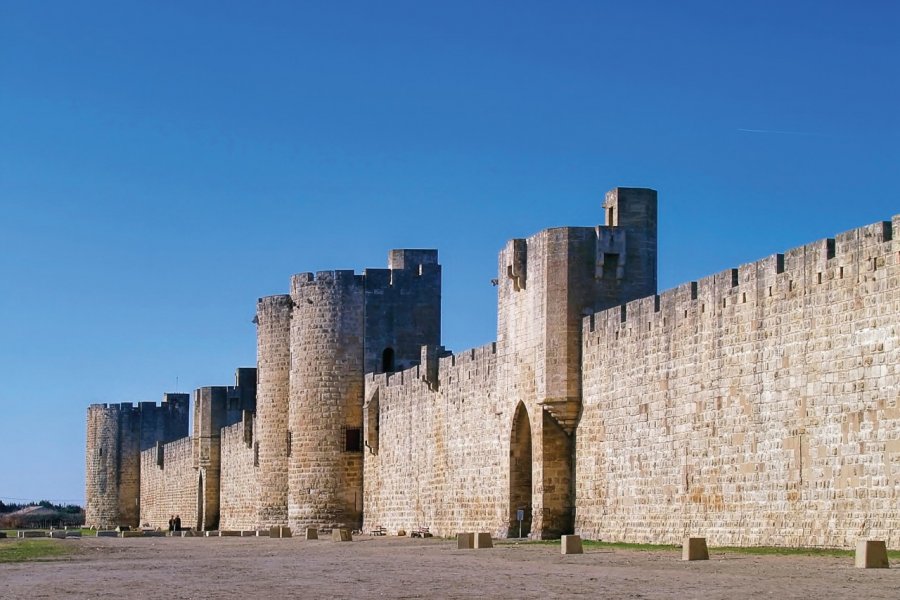 Les remparts d'Aigues-Mortes. Bunyos - iStockphoto