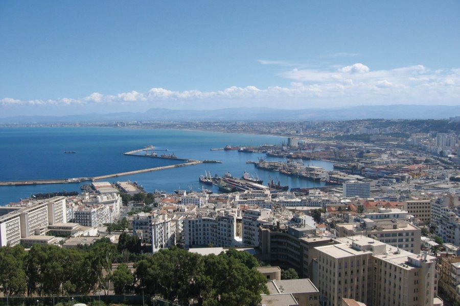 Vue sur la ville et sur le port d'Alger. Jean-Paul LABOURDETTE