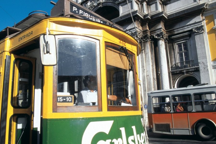 Tramway devant l'Arco da Victoria, Praça do Comércio. (© John Frechet - Iconotec))