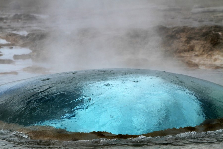 Le bleu intense du geyser qui va jaillir. Stéphan SZEREMETA