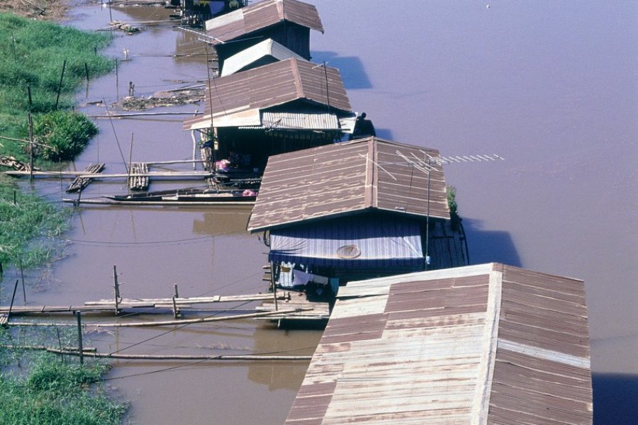 Maisons au bord de l'eau à Phitsanulok. (© S.Nicolas - Iconotec))