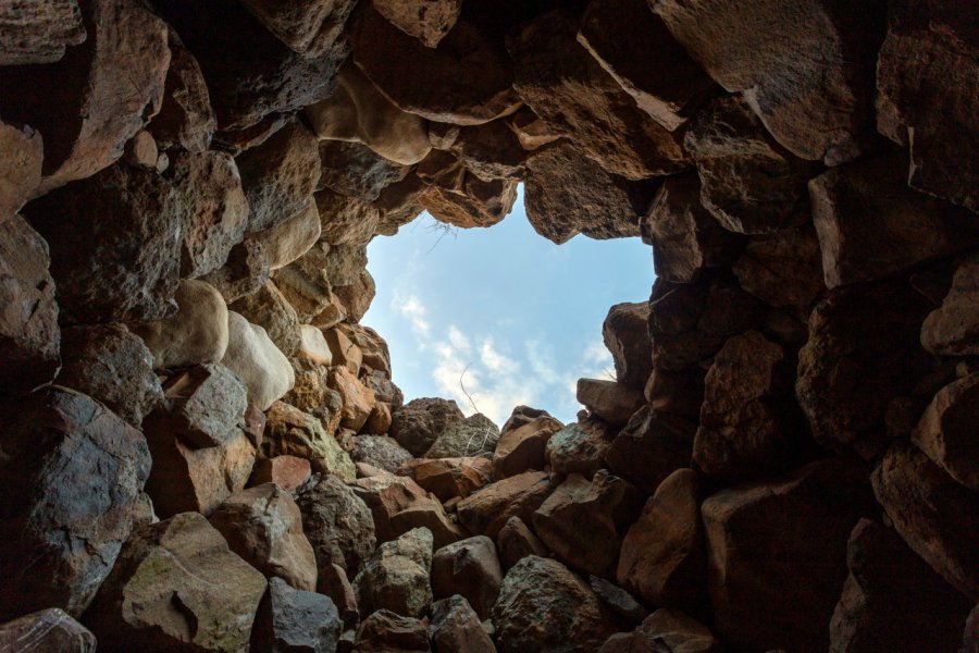 Intérieur du nuraghe Sa Dom'e S'orcu. skovalsky - Shutterstock.com