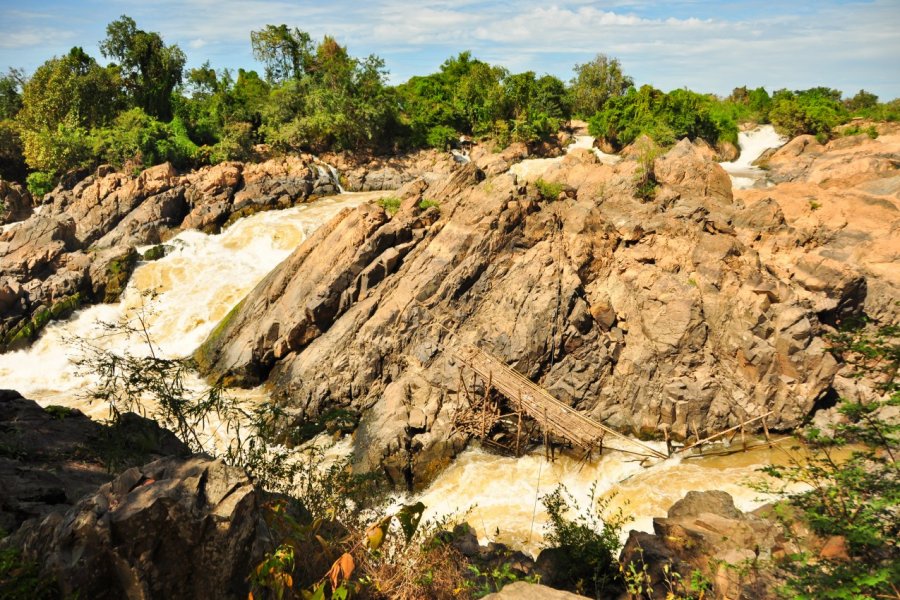 Cascade sur l'île de Don Det. Alex Kourotchkin - Shutterstock.com