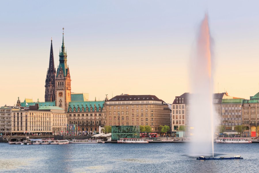 Vue sur le Jungfernstieg de Hambourg. Fabian Wentzel - iStockphoto