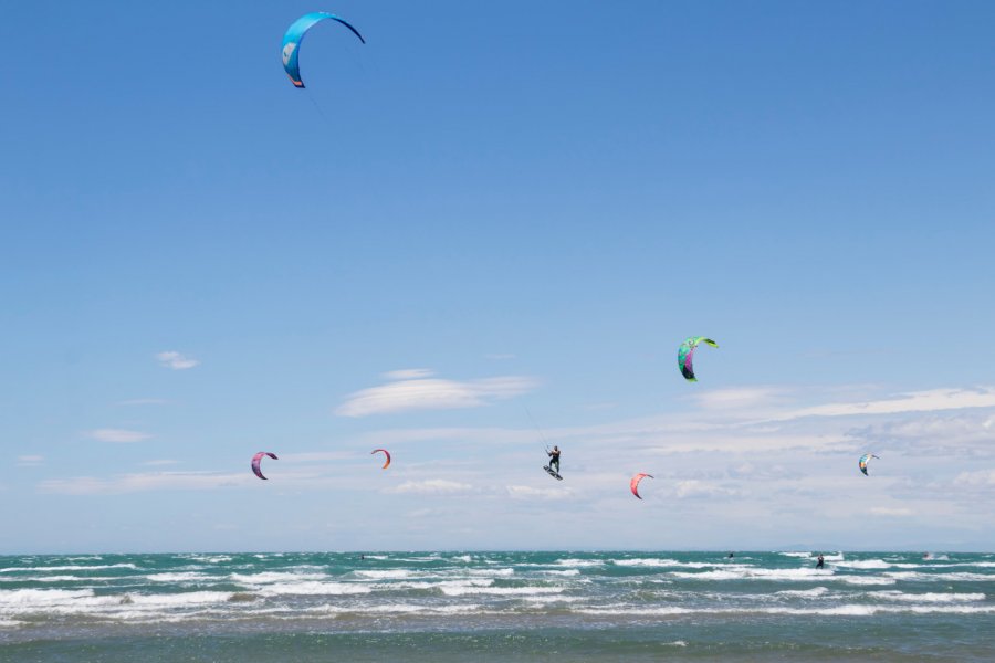 Kitesurf sur la plage de Beauduc. nomadkate - Shutterstock.com