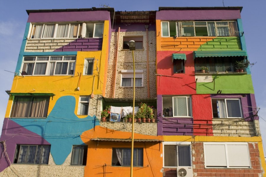 Façades colorées de Tirana. Ligak - Shutterstock.com