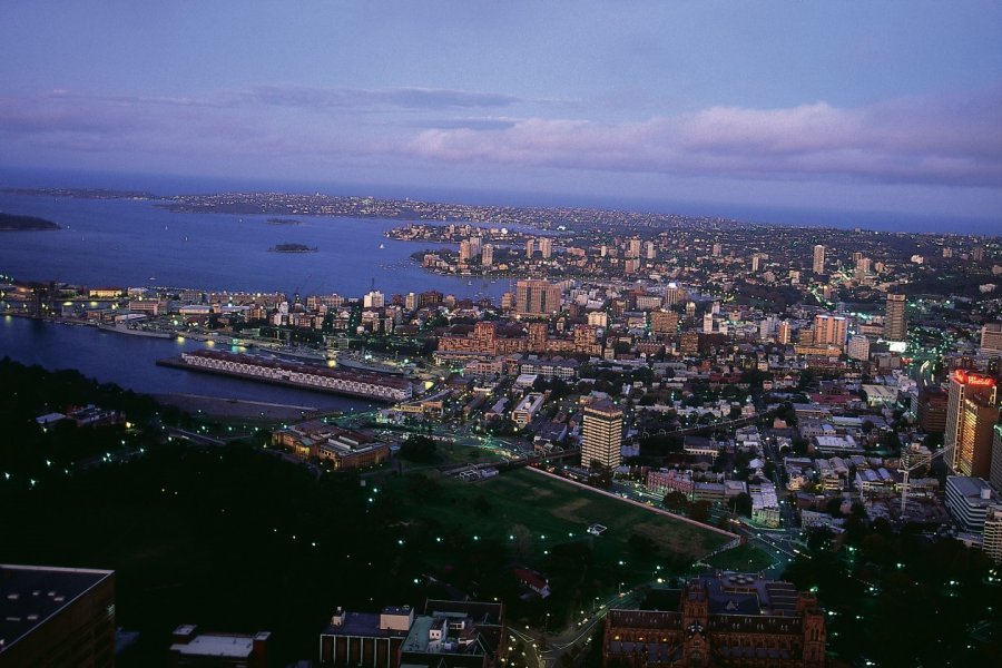 Vue aérienne de Sydney by night. (© Henri Conodul - Iconotec))