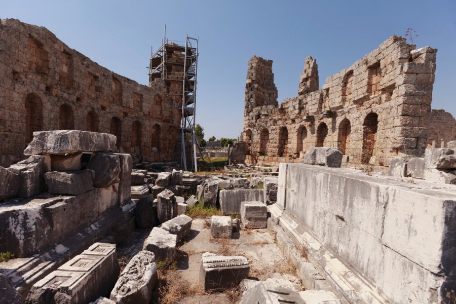 Ruines des tours de la porte hellénistique de Pergé. David GUERSAN - Author's Image