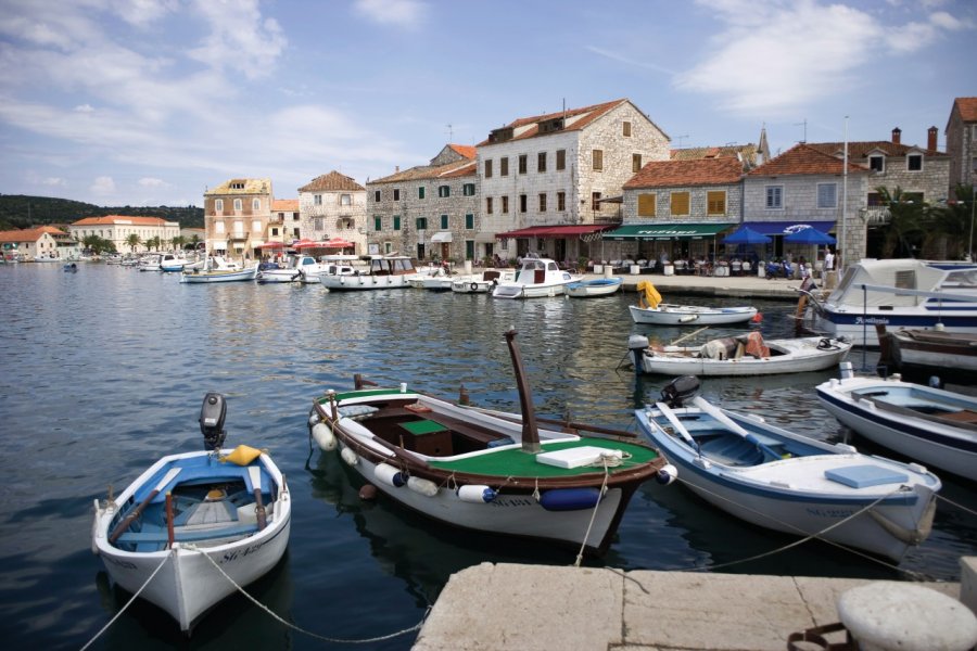 Bateau au mouillage dans le port de Stari Grad sur l'île de Hvar. Wolfgang Weinh