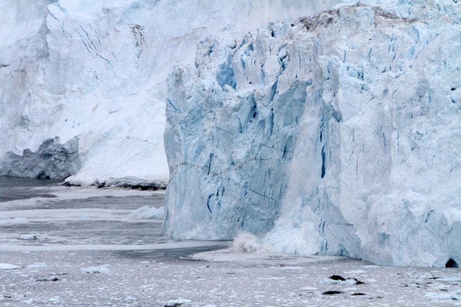 Le glacier Eqi en train de vêler. Stéphan SZEREMETA