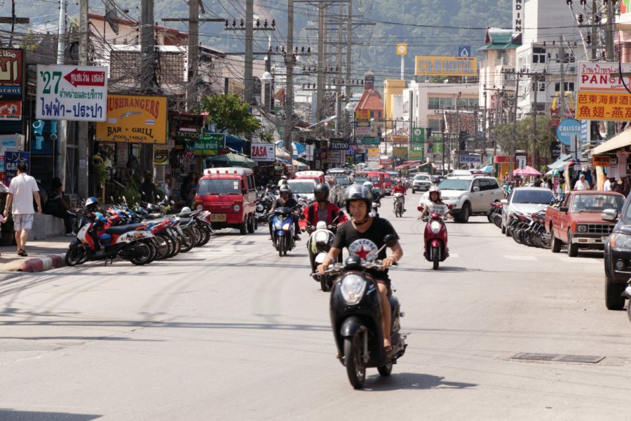 Dans les rues de Patong. -art-siberia-  - iStockphoto