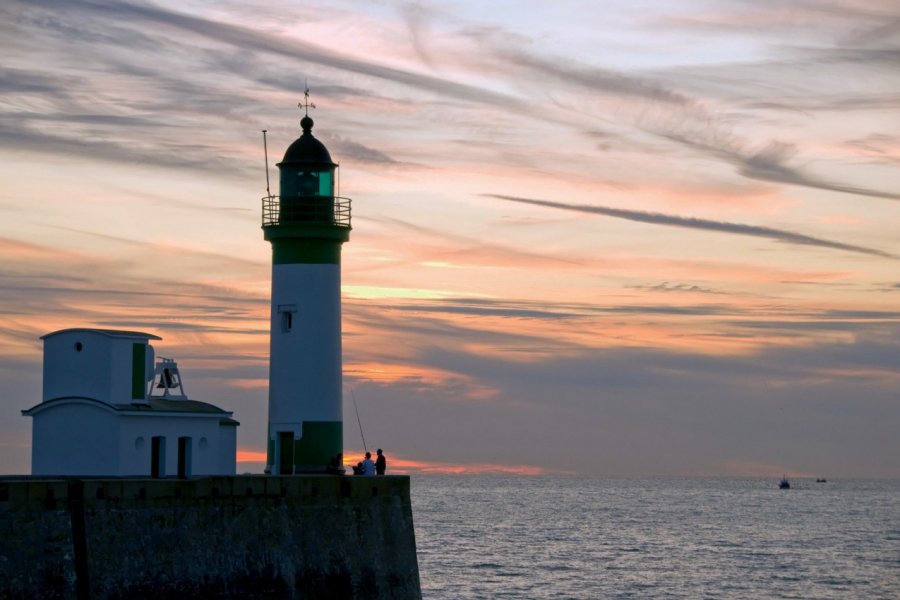 Le phare de Mers-les-Bains dans le soleil couchant (© Alonbou - Fotolia))