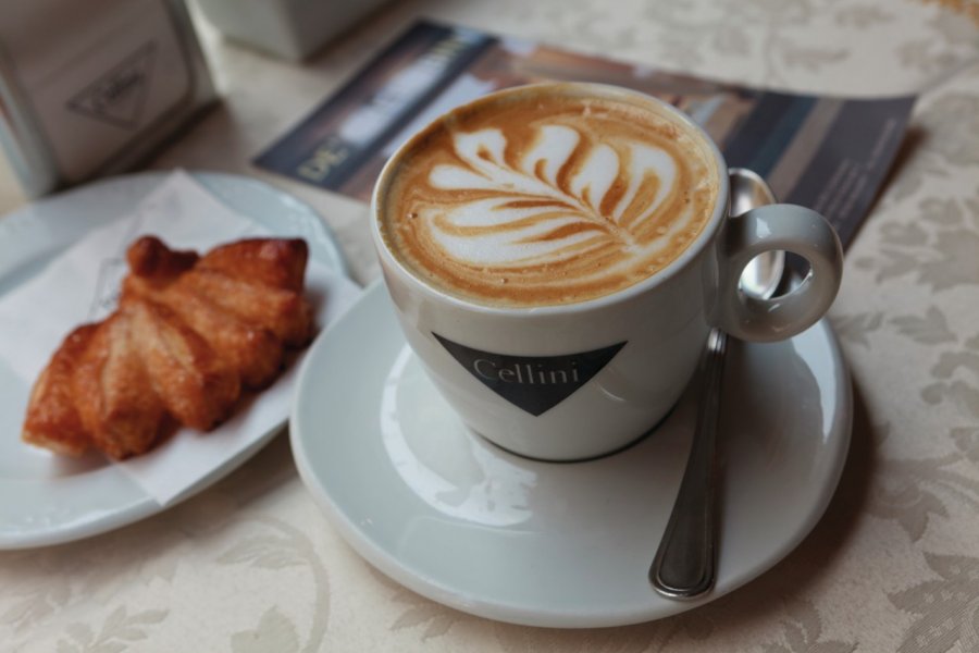 Le roi des petit-déjeuners : cappuccino et brioche, au Caffè De' Cherubini. Philippe GUERSAN - Author's Image