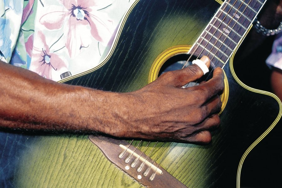 Guitariste sur la plage de Las Terrenas. Sir Pengallan - Iconotec