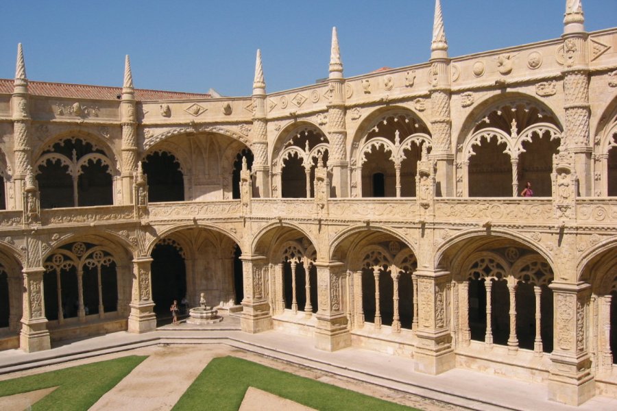 La cour intérieure du Monastère de Jérónimos. StukChocolat- iStockphoto