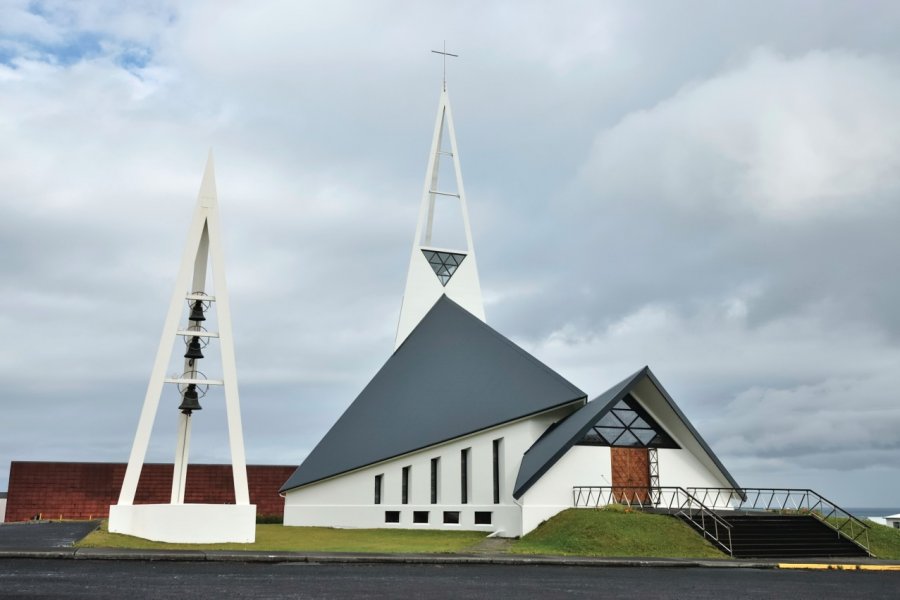 Eglise à l'architecture contemporaine à Olafsvik. Leospek - iStockphoto