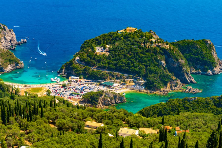 Baie de Paleokastritsa. allou - Shutterstock.com