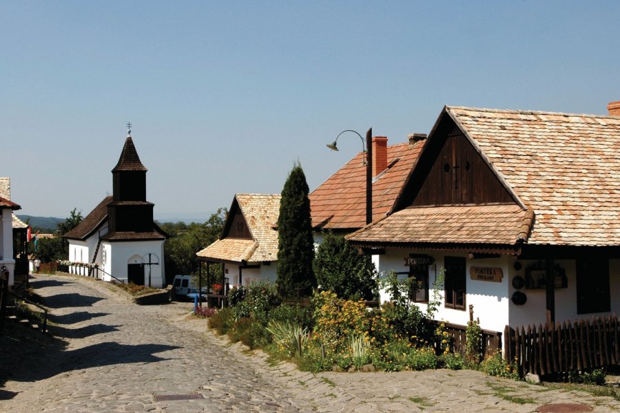 Église et maisons traditionnelles de Hollókő. (© S.Nicolas - Iconotec))