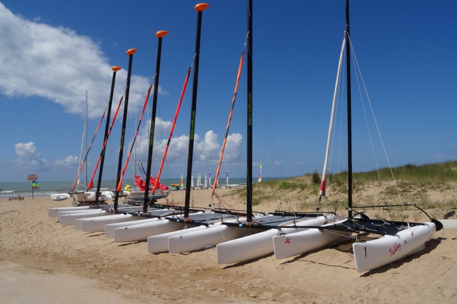 Catamarans à St-Jean de Monts. Linda CASTAGNIE