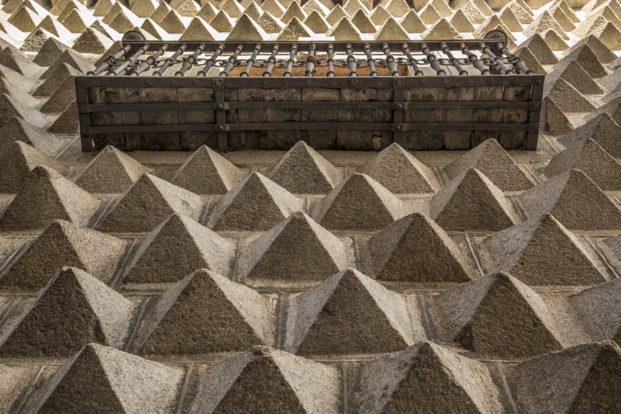 Détail de la façade à bossage en pointe de diamant de la Casa de Los Picos, à Ségovie. pablo sancho beamud - Shutterstock.com