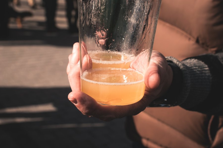 La <i>sidra asturiana</i> est de couleur jaune pâle, avec des reflets dorés. CarmenRM - Shutterstock.com