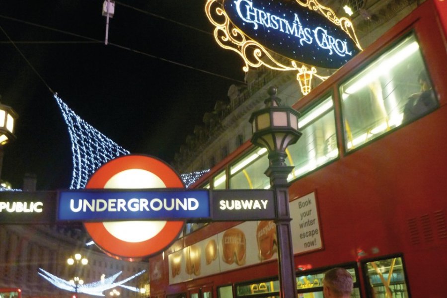 Bus et Underground londoniens. (© Stéphan SZEREMETA))