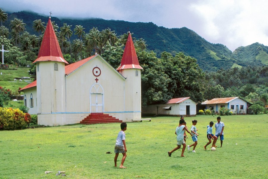 Partie de foot devant l'église de Hatiheu. Sylvain GRANDADAM
