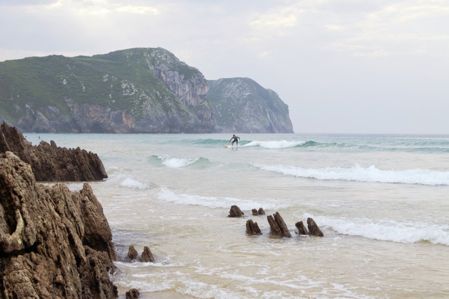 Surf sur la côte asturienne. roberaten - Shutterstock.com