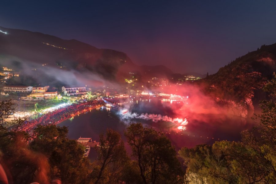 Feux d'artifices lors du festival de Varkarola, Paleokastritsa. Balate Dorin - Shutterstock.com