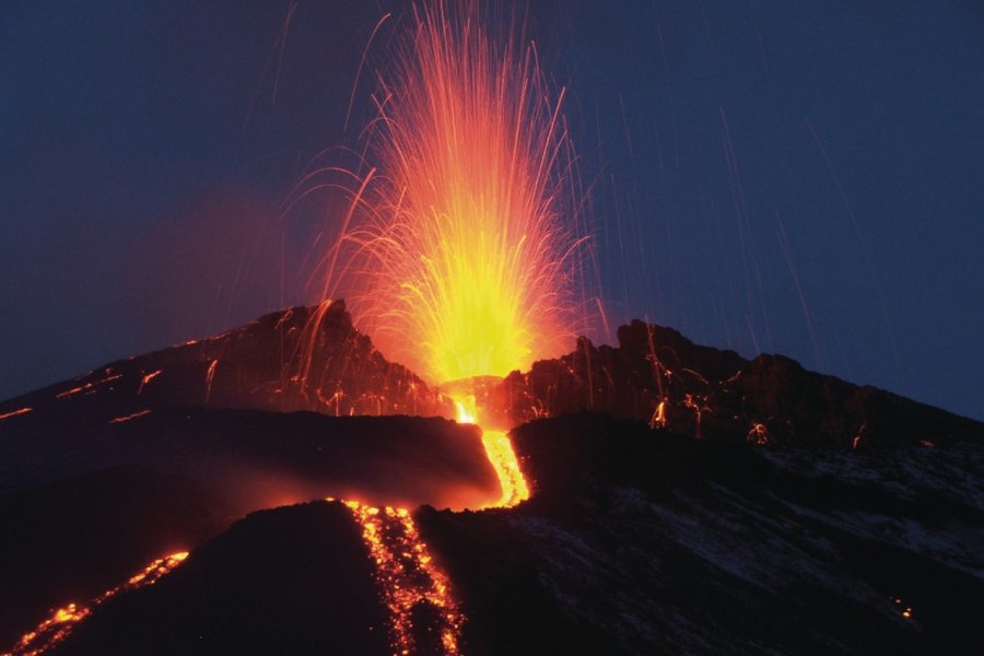 Eruption de l'Etna. Bastien POUX - Fotolia