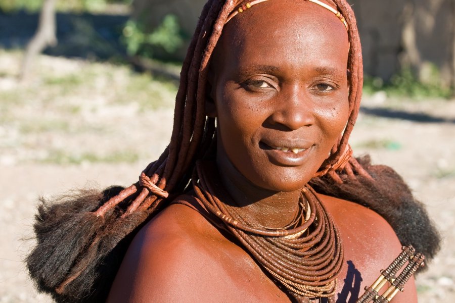 Femme Himba, au Kaokoland en Namibie. erichon - Shutterstock.com