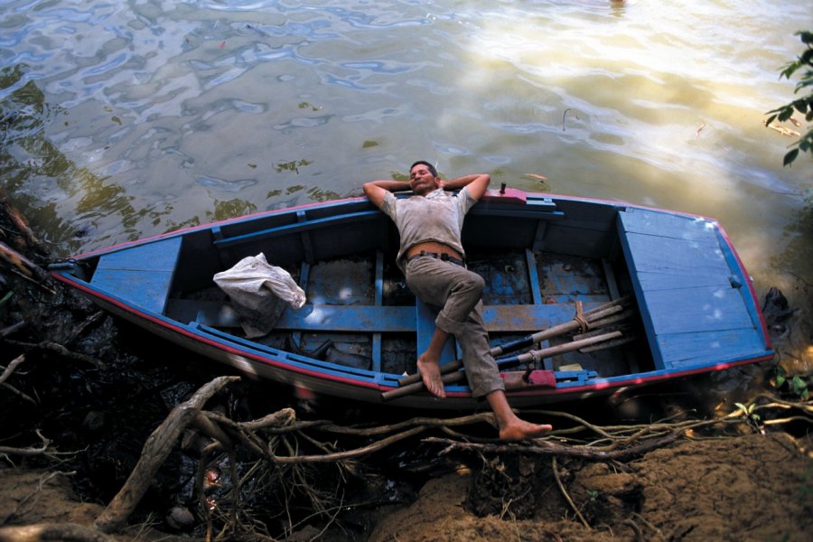 Détente sur une barque avant de reprendre l'eau. Author's Image