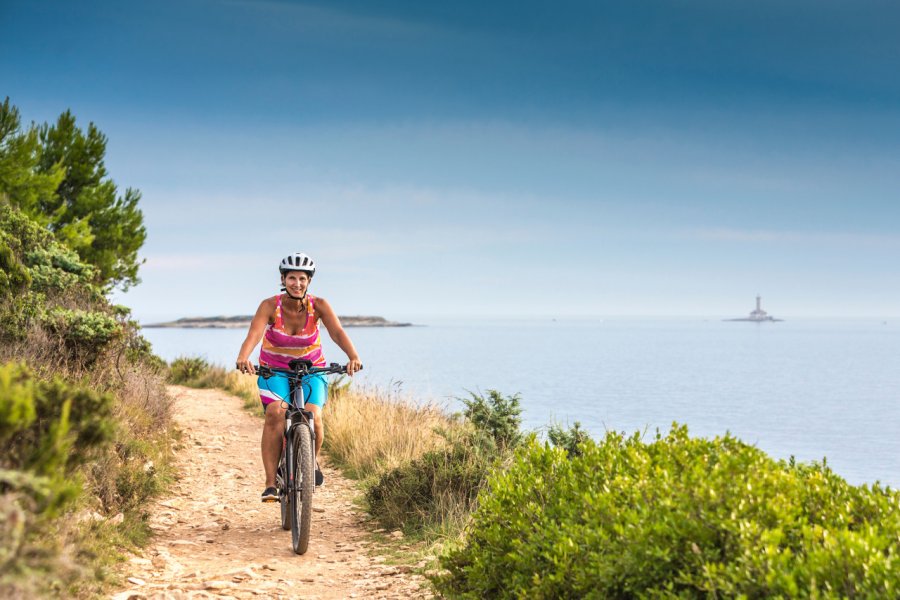 Balade à vélo sur le cap Kamenjak. moreimages - Shutterstock.com