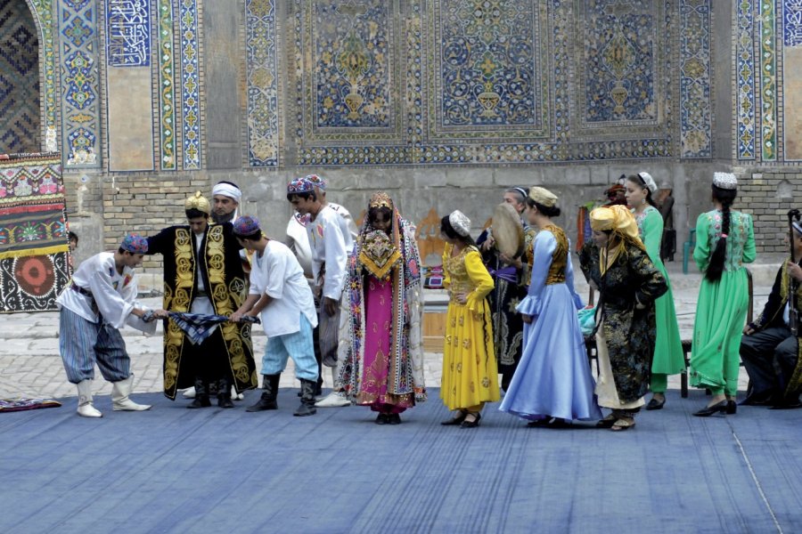 Spectacle dans la cour intérieure de la madrasa Chir Dor. Jeff Jones - Iconotec