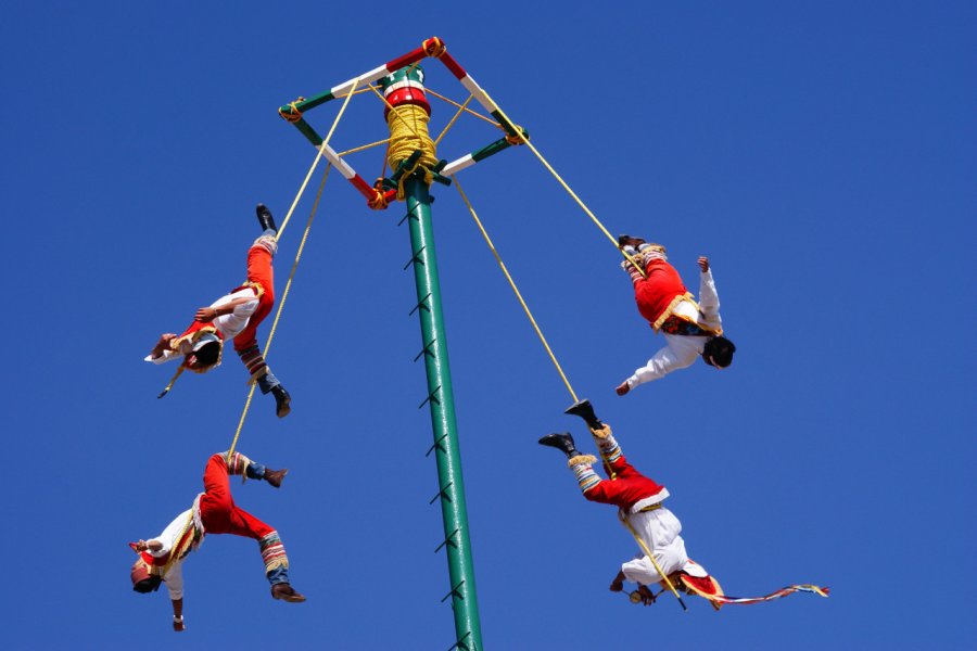 Voladores à Papantla. Joma_JOMANOX - Shutterstock.com