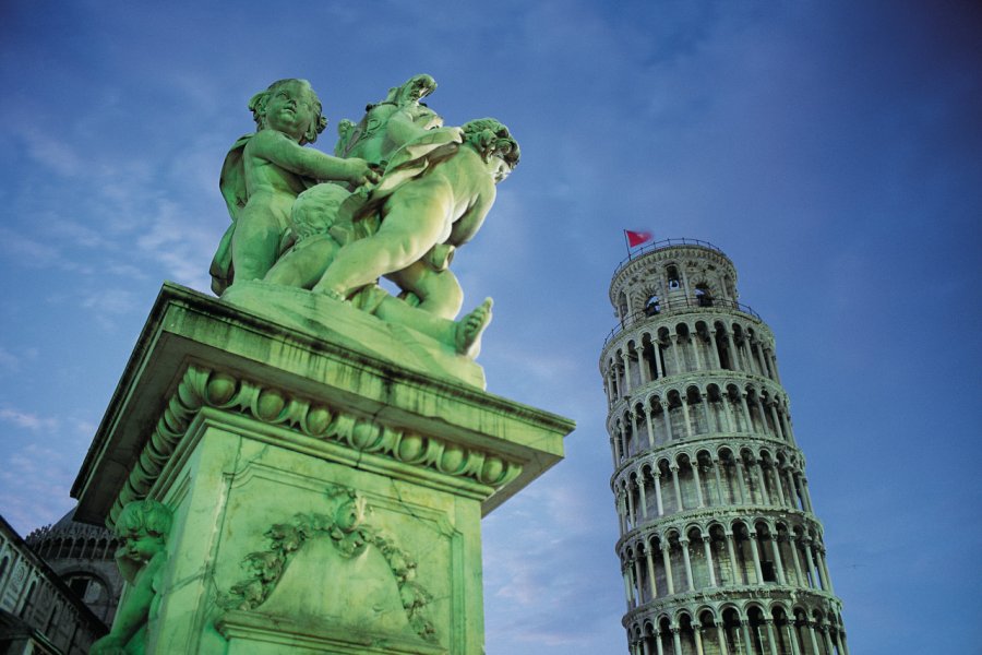 Le campanile de Pise est également appelé tour penchée. Cali - Iconotec