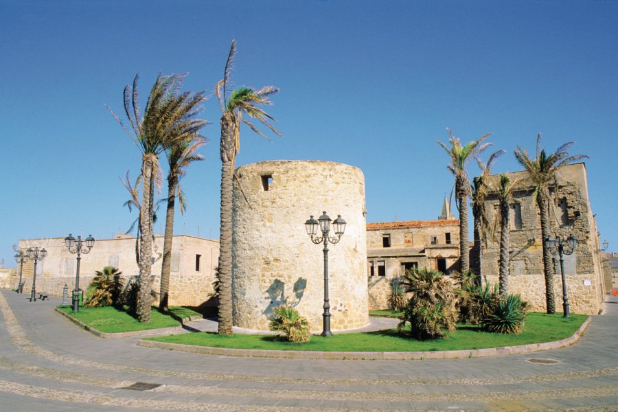 Une tour des anciennes fortifications de la ville d'Alghero. Author's Image