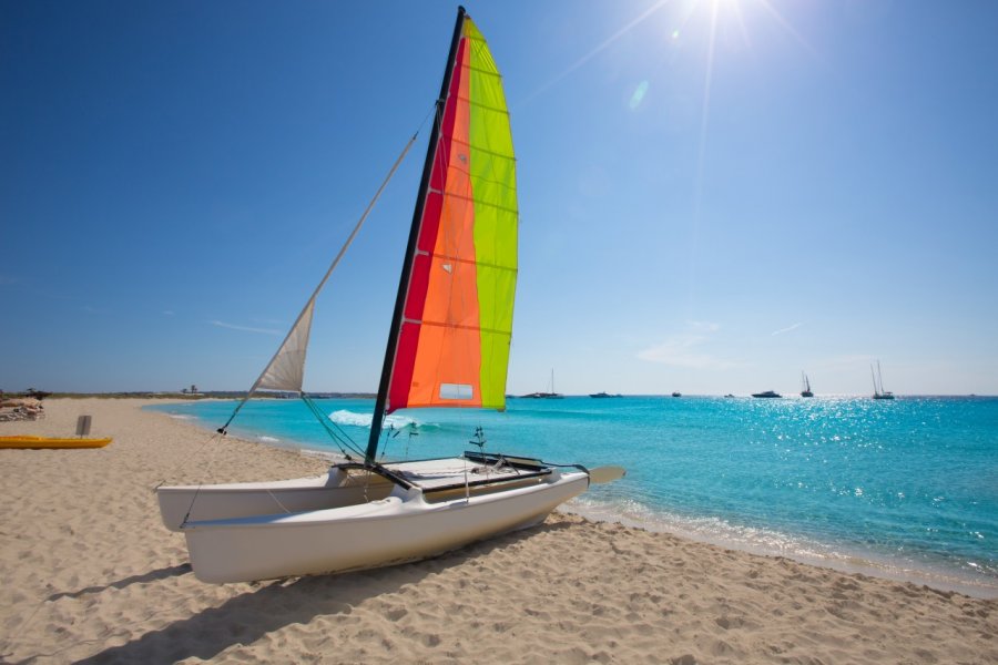 Catamaran sur la plage de Ses Illetes. Holbox - Shutterstock.com