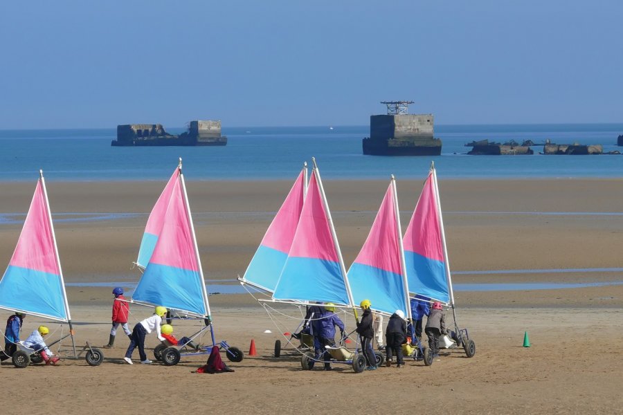 Chars à voile sur la plage d'Asnelles. www.calvados-tourisme.com