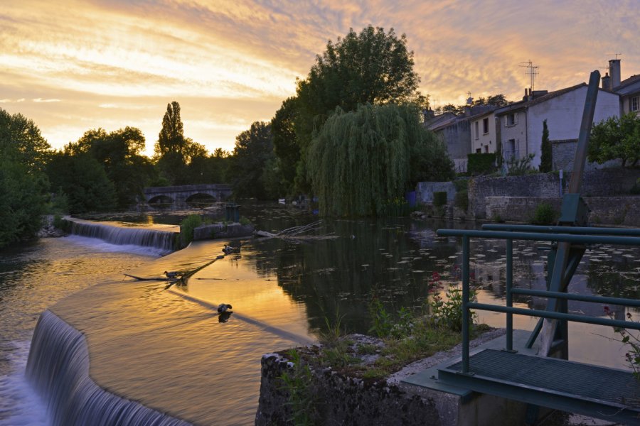 Coucher de soleil sur la Vonne à Vivonne. didier salou - stock.adobe.com