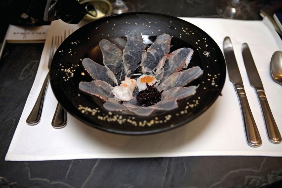 Hanoi, plat de poissons. Yukiko Yamanote  - Iconotec